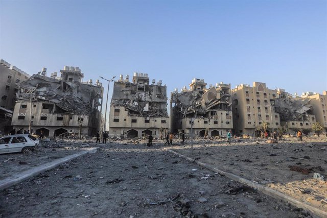 Escombros tras bombardeos israelíes en Jan Yunis, en la Franja de Gaza