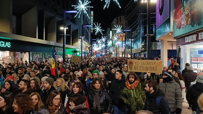 Manifestants en l'avinguda Meritxell aquest divendres