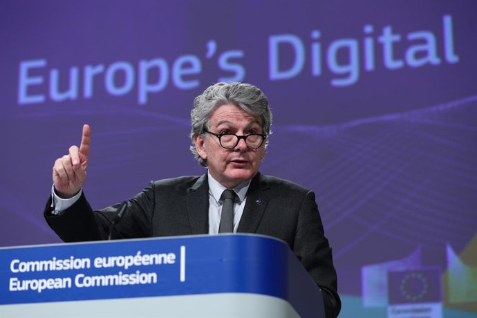 Archivo - (200219) -- BRUSSELS, Feb. 19, 2020 (Xinhua) -- Thierry Breton, European Commissioner for Internal Market, speaks during a press conference at the EU headquarters in Brussels, Belgium, Feb. 19, 2020. The European Commission on Wednesday unveil