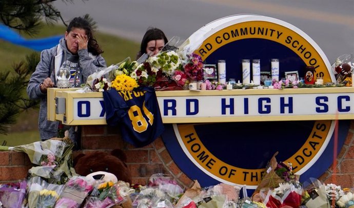 Archivo - Un memorial tras el tiroteo en el Oxford High School, en Michigan