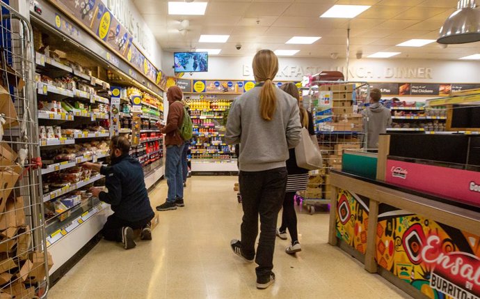 Archivo - July 19, 2023, London, England, United Kingdom: Shoppers are seen in a chain supermarket branch in central London.