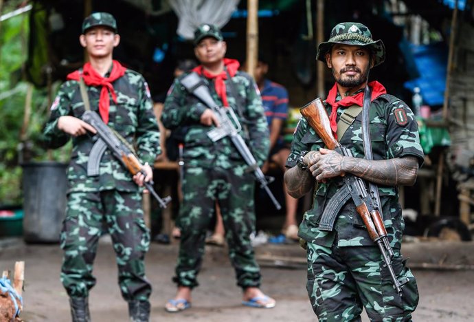 Archivo - May 27, 2022, Karen State, Myanmar: Karen National Difference Organizer soldiers opposed to the ruling military Junta stand guard with weapons at the ready at Kaw Thoo Le village. The location is also the KNDO Headquarters and near the border 