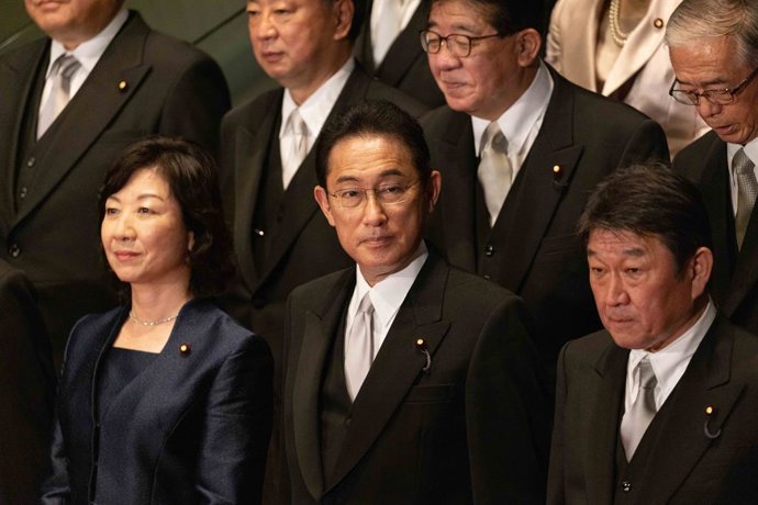 Archivo - October 4, 2021, Tokyo, Japan: Newly appointed Japanese Prime Minister Kishida Fumio poses with his cabinet after the first cabinet meeting at the Prime Minister's Office. Tokyo October 4, 2021.