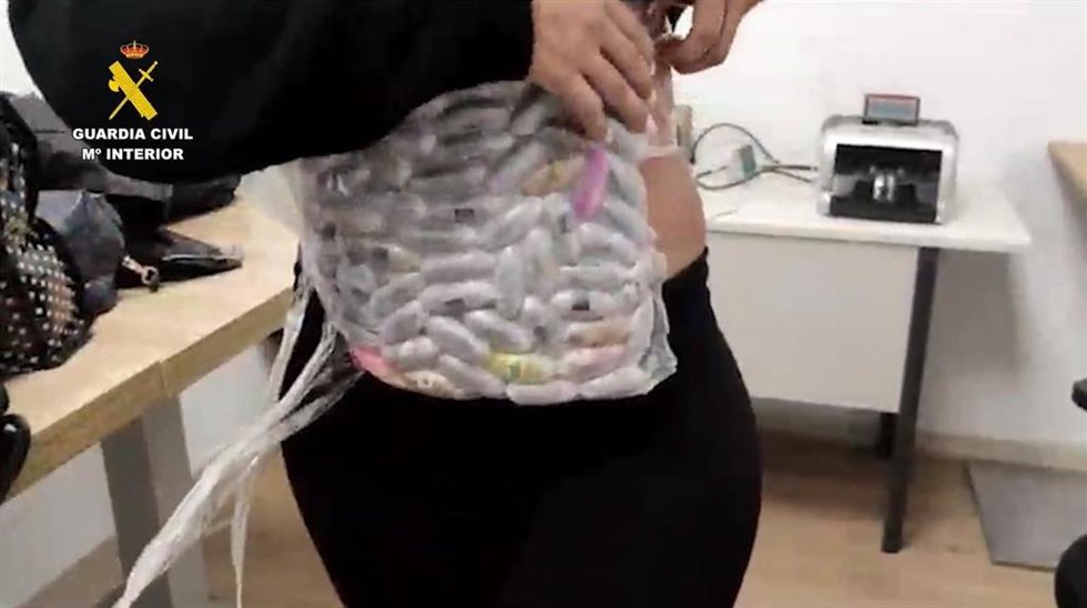 Faja de bellotas de hachis decomisada a unas detenidas