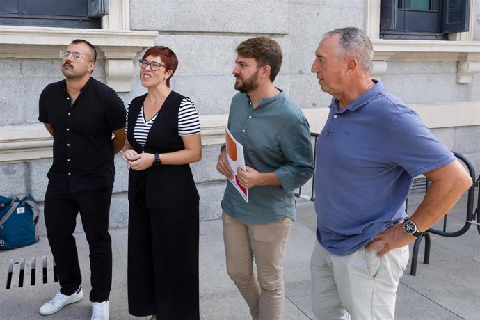 Archivo - Los diputados de Compromís-Sumar gueda Micó (2i), Alberto Ibáñez (2d) y Nahuel González (1i) recogen junto al  portavoz del Grupo Parlamentario de Compromís en las Cortes Valencianas, Joan baldoví, el acta de diputados, en el Congreso de los 