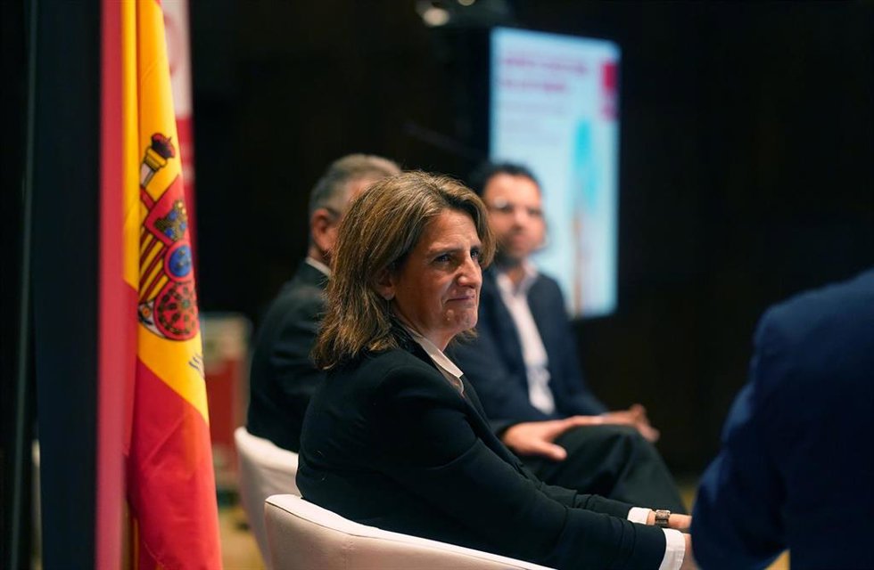 La ministra Teresa Ribera interviene en un acto.