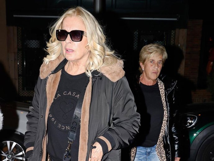 Bárbara Rey y Chelo García Cortés salen de un restaurante, a 3 de diciembre de 2023, en Madrid (España)