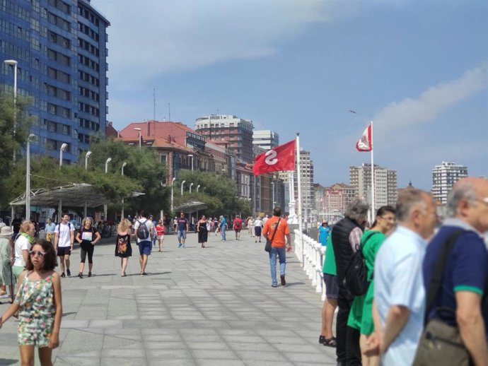 Archivo - Playa de San Lorenzo, en Gijón, en agosto, turismo