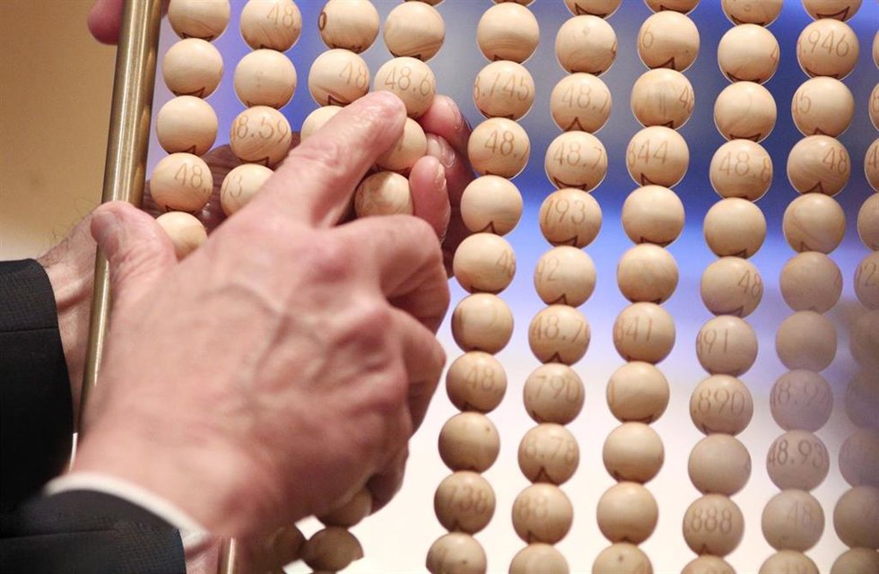 Archivo - Unos de los lotes de alambres con bolas de los númerosa antes de introducirse en el bombo grande, durante la celebración del Sorteo Extraordinario de la Lotería de Navidad, archivo 