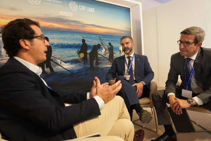 Los consejeros con el director general de Transición Ecológica y Lucha contra el Cambio Climático del Gobierno de Canarias