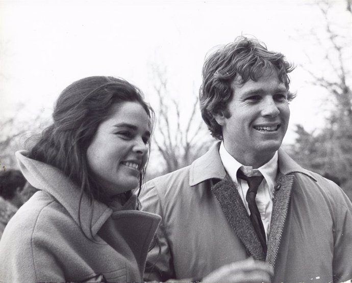 Archivo - El actor Ryan O'Neal grabando 'Love Story' junto a Ali McGraw