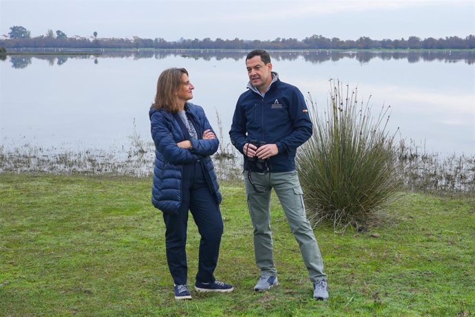 La vicepresidenta y ministra Teresa Ribera y el presidente de la Junta de Andalucía, Juanma Moreno, en una imagen de 27 de noviembre en el Parque Nacional de Doñana antes de la firma del acuerdo.