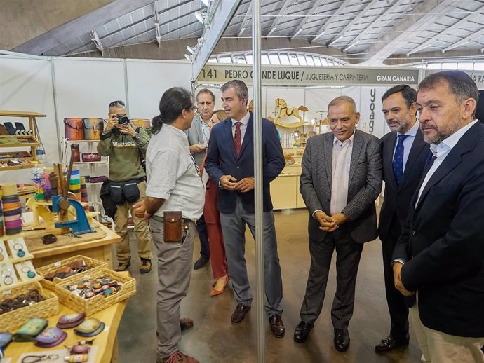 Visita de autoridades a la XXXIX Feria de Artesanía de Canarias, una muestra que reunirá a 140 profesionales de 53 oficios artesanos en el Recinto Ferial de Tenerife del 5 al 10 de diciembre