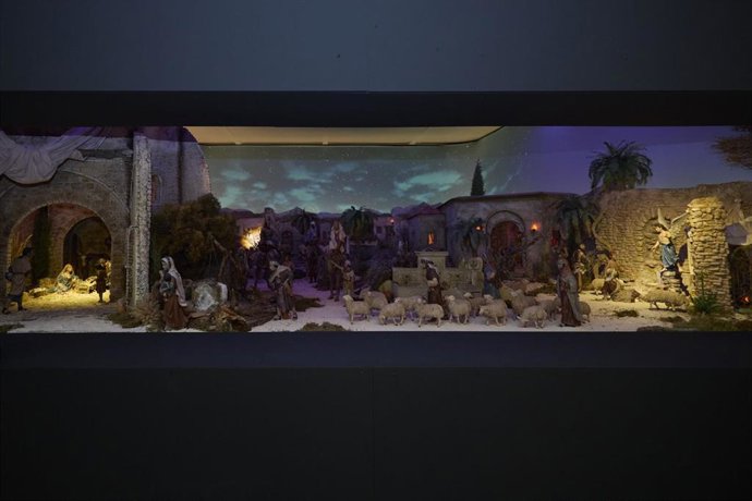 Fundación Caja Rural inaugura un belén que incluye el movimiento de estrellas y nubes y guiños a la ciudad de Granada.