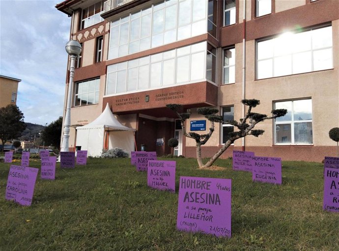 Archivo - Carteles en Muskiz (Bizkaia) de denuncia de la violencia machista (archivo)