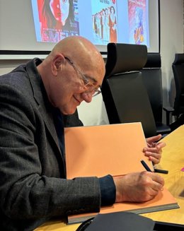 L guionista de cómics Antonio Altarriba Ordóñez ha presentado la Librería Lemus de La Laguna, en Tenerife, su última obra, 'El cielo en la cabeza', cuya temática gira en torno a la inmigración