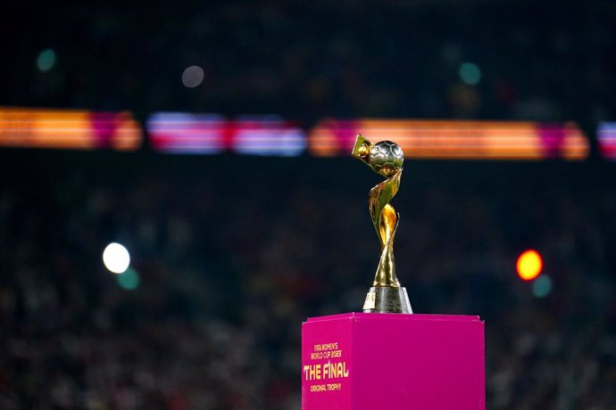 Archivo - 20 August 2023, Australia, Sydney: The FIFA Women's World Cup trophy on display ahead of the FIFA Women's World Cup final soccer match between Spain and England at Stadium Australia. Photo: Zac Goodwin/PA Wire/dpa