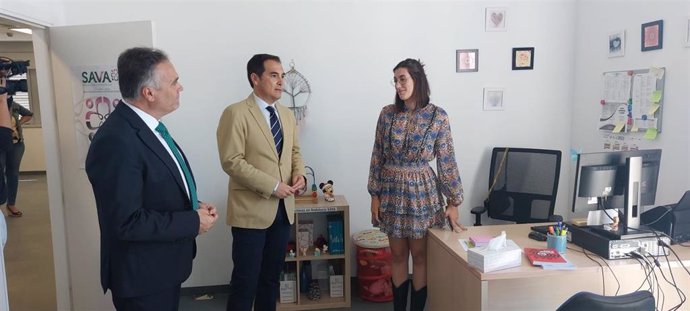 Visita del consejero de Justicia, José Antonio Nieto, a la oficina del SAVA de La Palma del Condado (Huelva).
