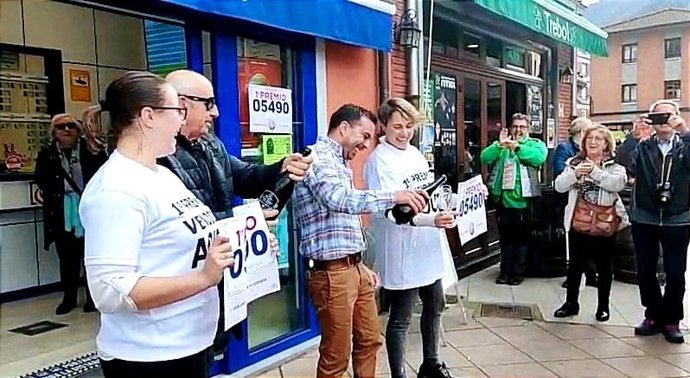 Archivo - Las loteras Laura e Irene García Núñez, celebran el 'Gordo' del Sorteo de la Lotería de Navidad, vendido en gran parte en su administración de Moreda de Aller.