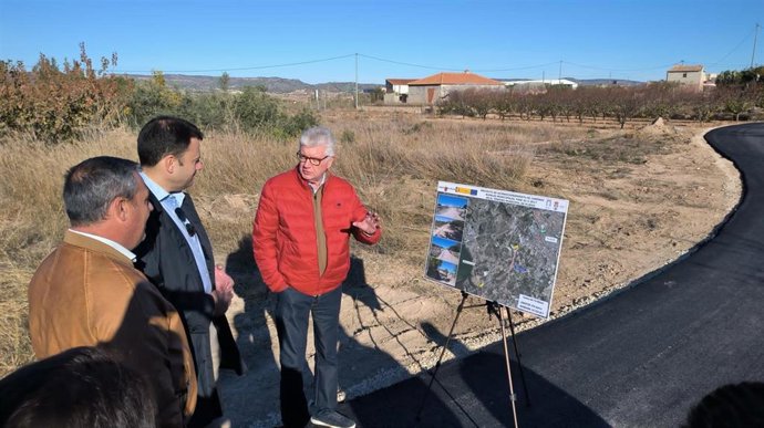 El director general del Agua, José Sandoval, visitando el remodelado camino de Pliego.