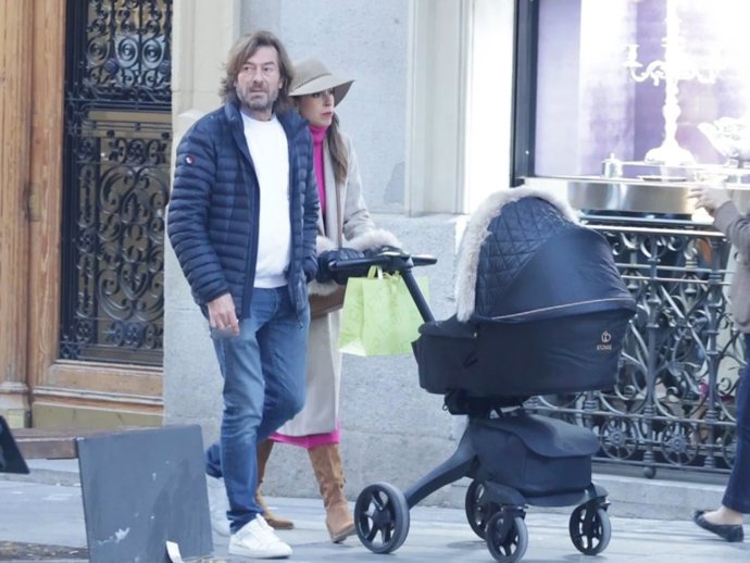 Santiago Pedraz y Elena Hormigos pasean con su bebé Jacobo