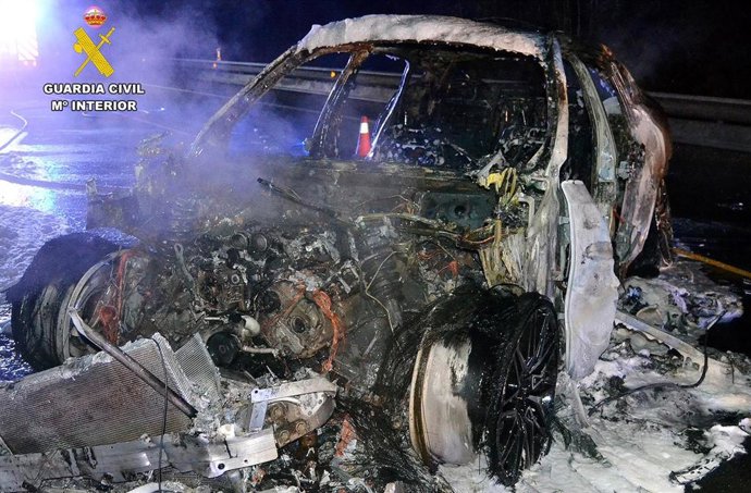 Archivo - Imagen de archivo de un coche incendiado