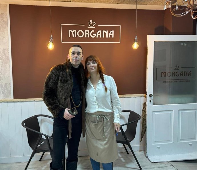 El teniente de alcalde de Hostelería de El Puerto de Santa María (Cádiz), David Calleja, ha felicitado a Javier Gurrea y Ana Vera por la inauguración de 'Morgana', una cafetería, bar y vermutería que acaba de abrir sus puertas.