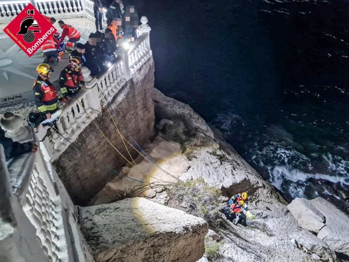 Herido al caer por un acantilado en Mirador del Castillo en Benidorm y quedar a escasos metros del mar