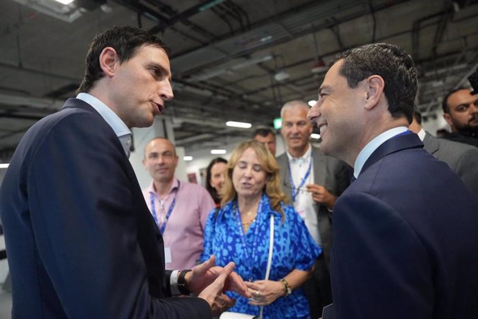 El presidente de la Junta, Juanma Moreno (d.) y el comisario de Acción por el Clima de la Unión Europea, Wopke Hoekstra (i.), este sábado en la COP28 de Dubái