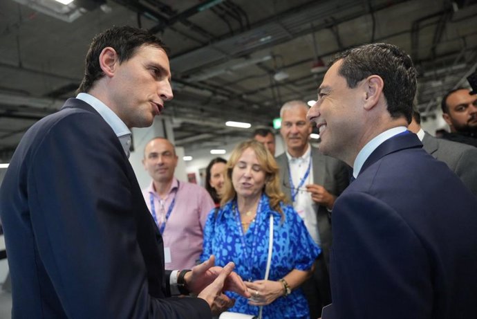 El presidente de la Junta, Juanma Moreno (d.) y el comisario de Acción por el Clima de la Unión Europea, Wopke Hoekstra (i.), este sábado en la COP28 de Dubái