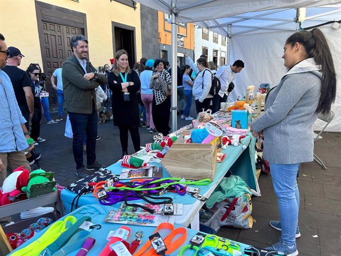 El alcalde de La Laguna, Luis Yeray Gutiérrez, visita la Feria de la Adopción