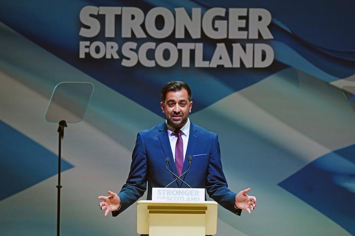 Archivo - 24 June 2023, United Kingdom, Dundee: Scottish First Minister Humza Yousaf speaks at the Scottish National Party (SNP) independence convention at Caird Hall in Dundee. Party members will discuss how Scotland can hold a legally binding referend
