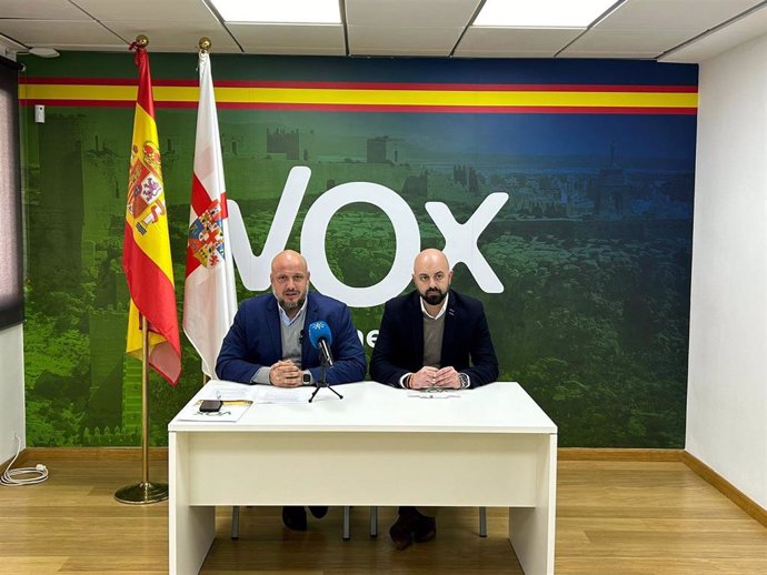 El portavoz adjunto de Vox en el Parlamento andaluz, Rodrigo Alonso, junto al parlamentario Juan José Bosquet, ha presentado las enmiendas a los Presupuestos 2024 en la Junta de Andalucía para "solucionar los problemas reales de los almerienses".