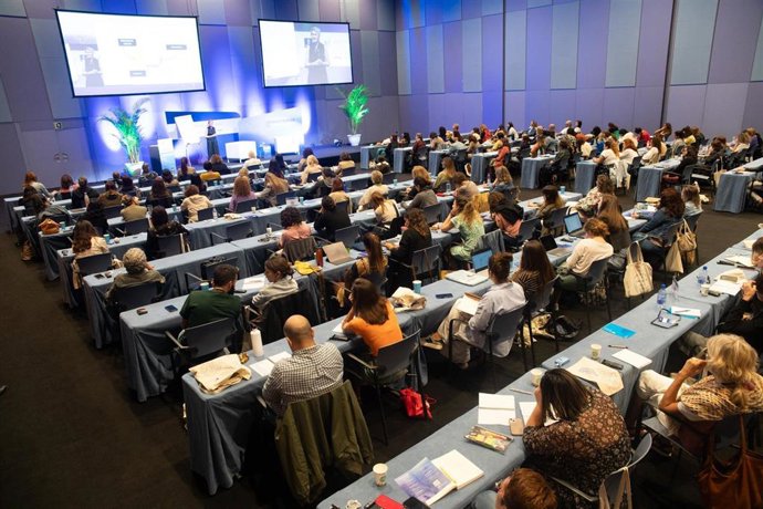 La doctora Heather Sequeira interviene durante las II Jornadas Internacionales de Traumaterapia, que han reunido a más de 250 profesionales de dentro y fuera de España