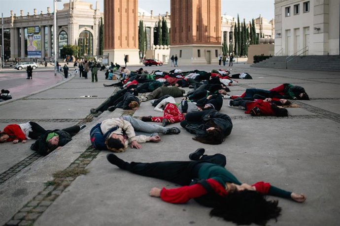 Unas 60 personas simulan estar muertas en una acción de artistas de artes escénicas en apoyo a Palestina en las escaleras del Museu Nacional d'Art de Catalunya (MNAC) y en plaza Espanya de Barcelona