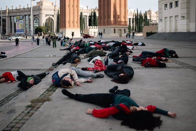 Unes 60 persones simulen estar mortes en una acció d'artistes d'arts escniques en suport a Palestina a les escales del Museu Nacional d'Art de Catalunya (MNAC) i a la plaa Espanya de Barcelona