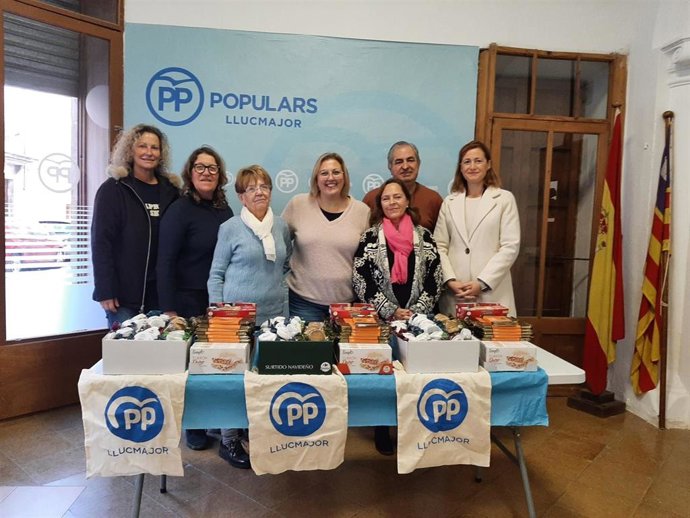 El PP de Llucmajor aporta productos de alimentación y dulces navideños para Cáritas