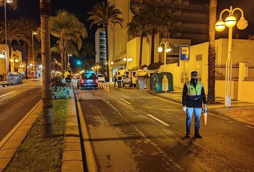 La Policía Local de Benalmádena se suma a una campaña de DGT con controles de alcoholemia y de drogas.