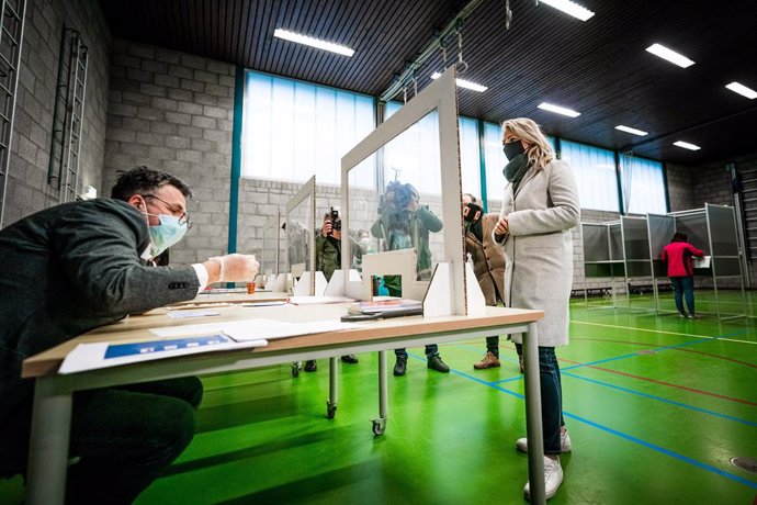 Archivo - 17 March 2021, Netherlands, Oss: Lilian Marijnissen (R), leader of the Socialist Party (SP), casts her vote inisde a polling station at a primary school during the 2021 Dutch general election. Three days of voting are set to end with election 