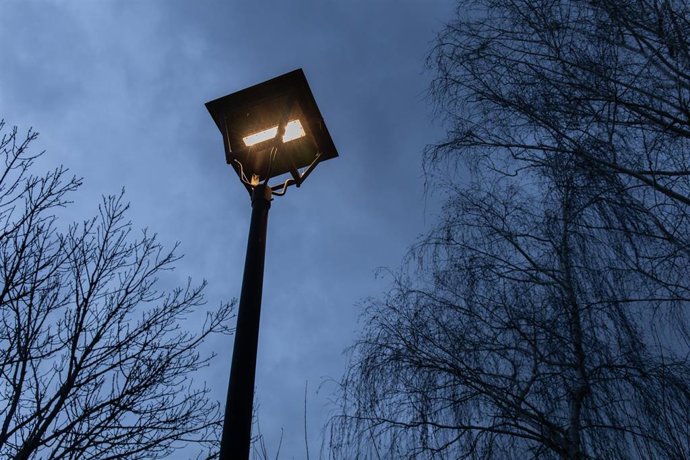 Archivo - Una farola en la noche más larga del año, a 21 de diciembre de 2022, en Madrid (España).