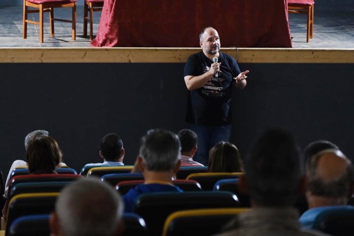 El senador del PSOE y exconsejero de Transición Ecológica, Lucha contra el Cambio Climático y Planificación Territorial del Gobierno de Canarias, José Antonio Valbuena, en un encuentro con afectados por el volcán