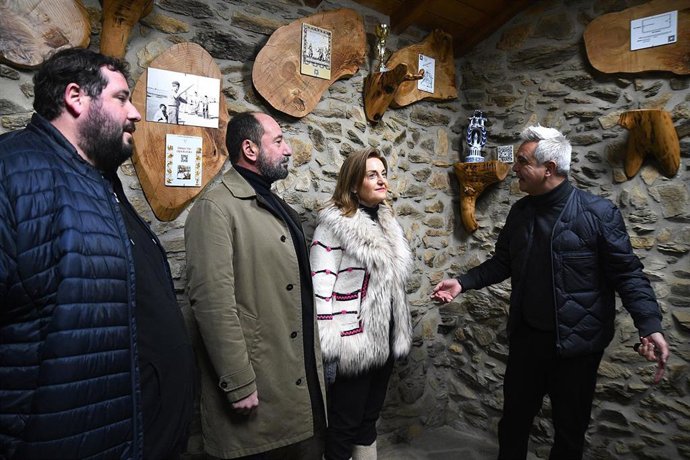 La conselleira de Promoción do Emprego e Igualdade, Elena Rivo, junto al director de Turismo de Galicia, Xosé Merelles, conocen el proyecto 'Aldealista'.