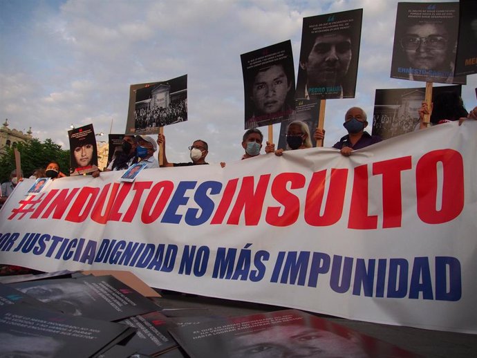 Archivo - Manifestación contra el indulto a Alberto Fujimori