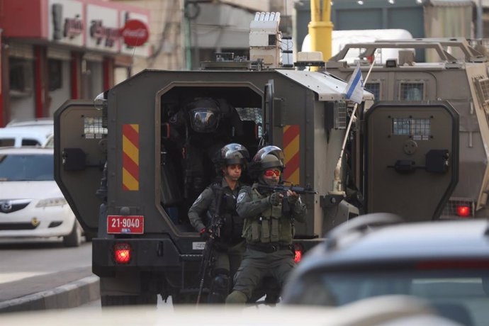 November 16, 2023, Hebron, West Bank, Palestinian Territory: Israeli security forces surround the area of a Palestinian home, believed to belong to one of the gunmen that attacked an Israel checkpoint on the edge of Jerusalem, during a military operation 