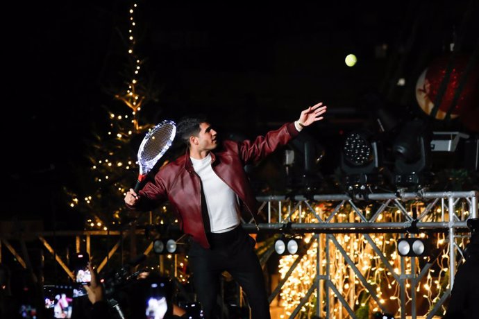 El tenista Carlos Alcaraz durante el encendido del Gran Árbol de la Navidad en la Plaza Circular, a 9 de diciembre de 2023, en Murcia, Región de Murcia (España). El Gran Árbol de Navidad tiene 32 metros de altura y 23 de diámetro. Su halo de luz alcanza