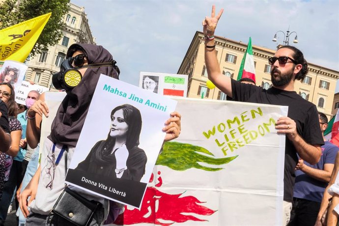 Archivo - Una imagen de Masha Amini durante una manifestación en Roma