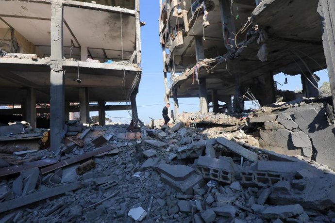 December 3, 2023, Nusairat, Gaza Strip, Palestinian Territory: Palestinians  searche in the ruins of a building in the aftermath of an overnight Israeli bombing in Nuseirat in the Central Gaza Strip on December 3, 2023. Israel carried out deadly bombard