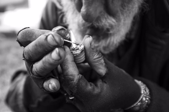 Archivo - Un hombre fumando basuco en Bogotá, Colombia