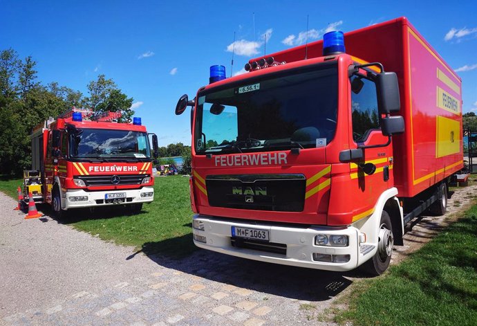 Archivo - August 3, 2023, Munich, Bavaria, Germany: Munich Firefighters park their vehicles near the Langwiederseen (Langwieder Lakes) during dive training.