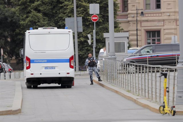 Archivo - Un policía frete a la sede del Servicio Federal de Seguridad de Rusia, en Moscú.